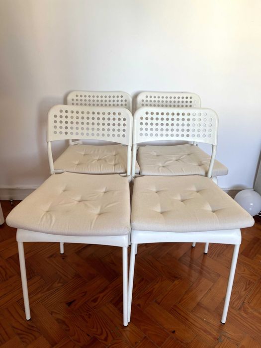 ADDE
4 Cadeiras brancas + coxim