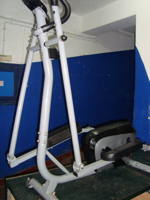 Maquina  ginásio   Fitness  exercita   pernas  e  braços