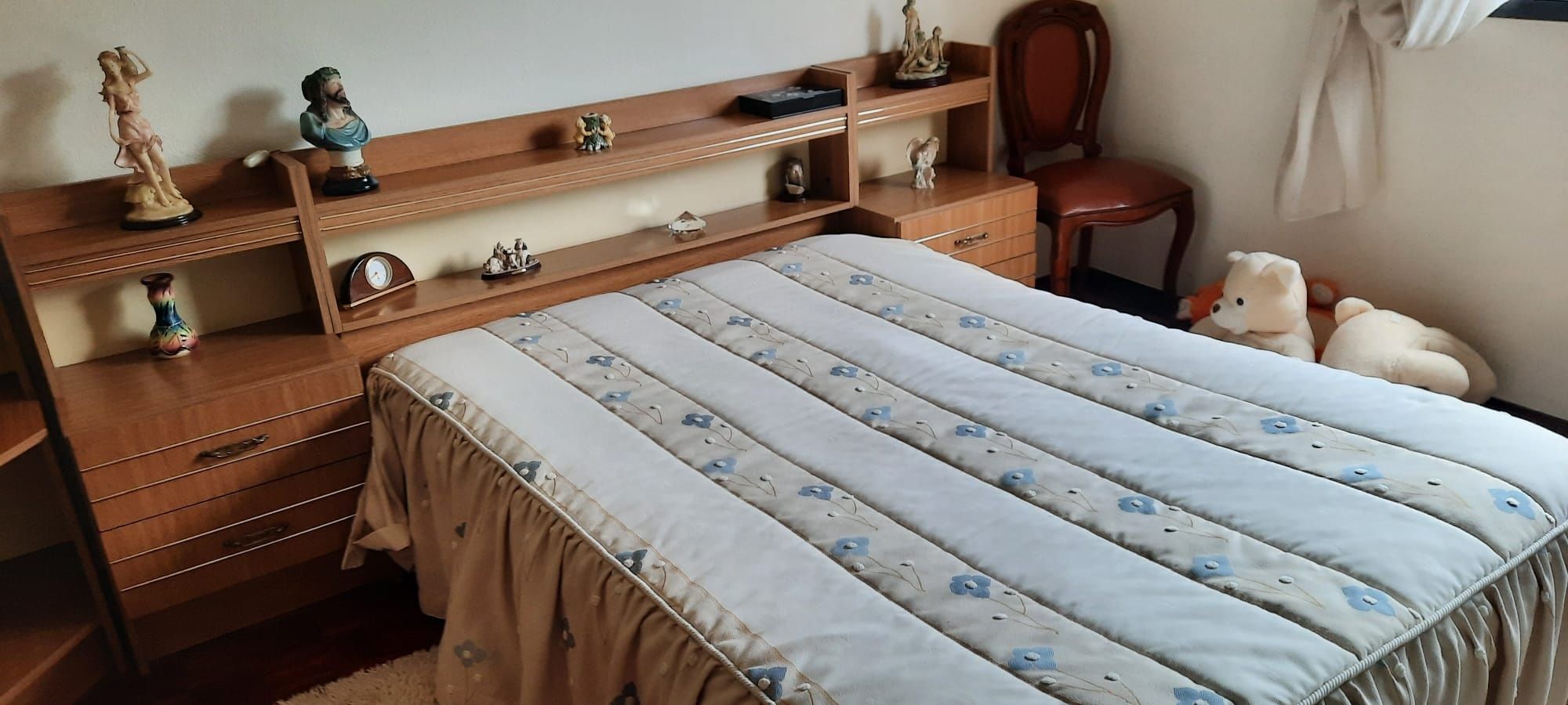 Cama de casal com mesas de cabeceira incorporadas