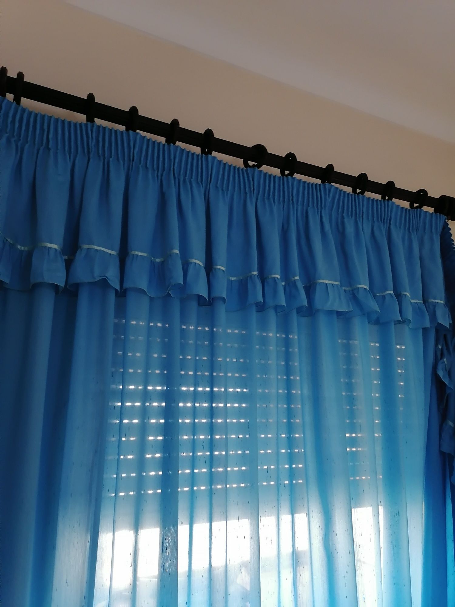 Cortinado azul com folho