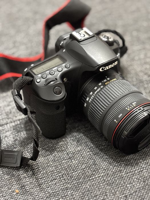Canon eos 60d + etui + obiektyw 18-200mm + akumulator i ładowarka
