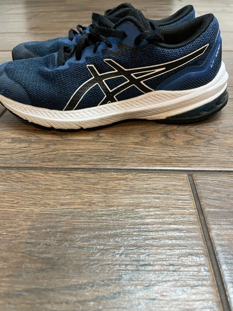 Asics кросівки.