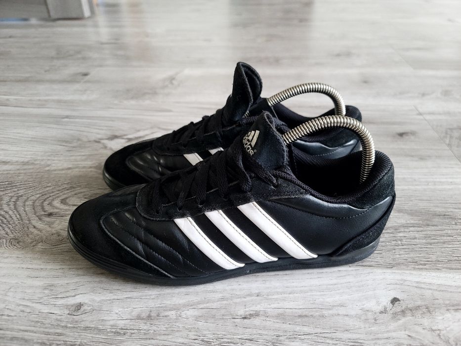 Продам фірмові кросівки футзалки Adidas