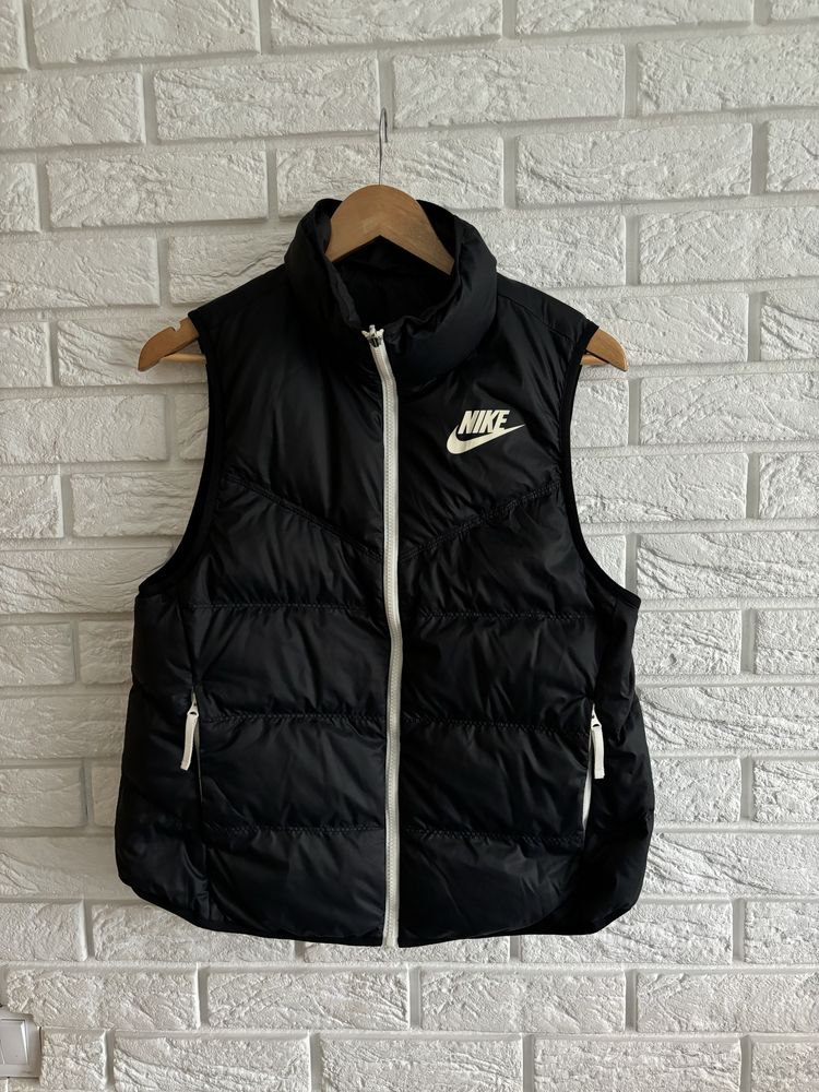 Nike Wr Dwn Fill Vest Rev (939442-010) женская жилетка