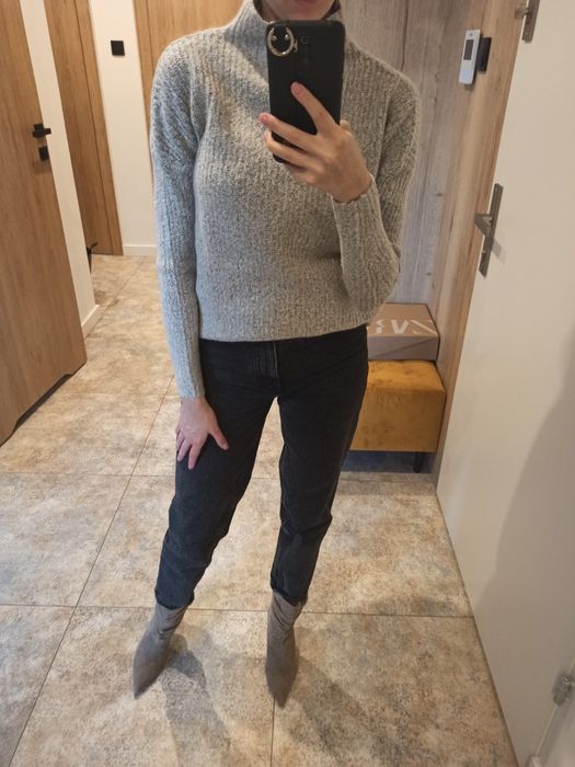 Szary sweter oversize