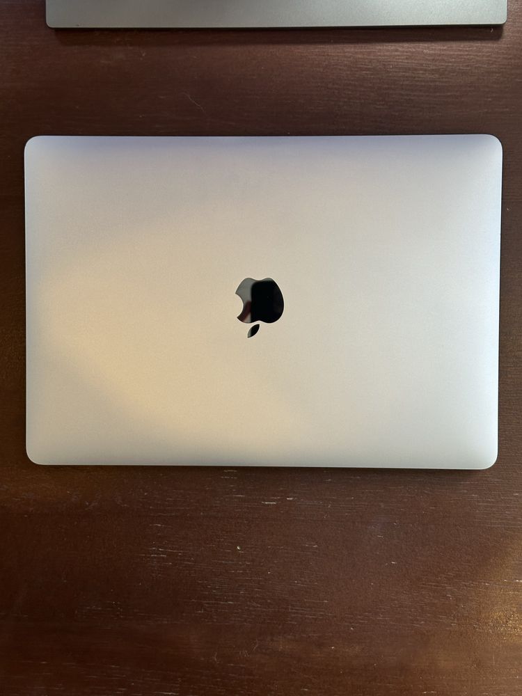 MacBook Air 13" 2019 i5 16gb RAM 256gb SSD Silver