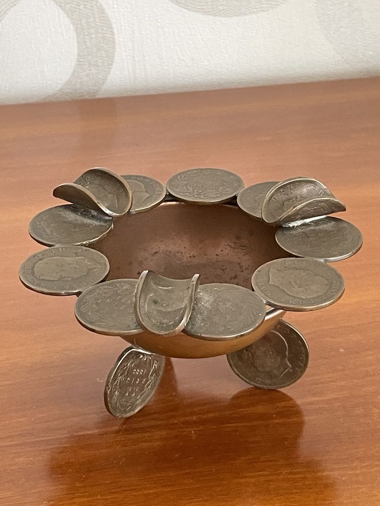 Cinzeiro em cobre com moedas do rei D. Luís