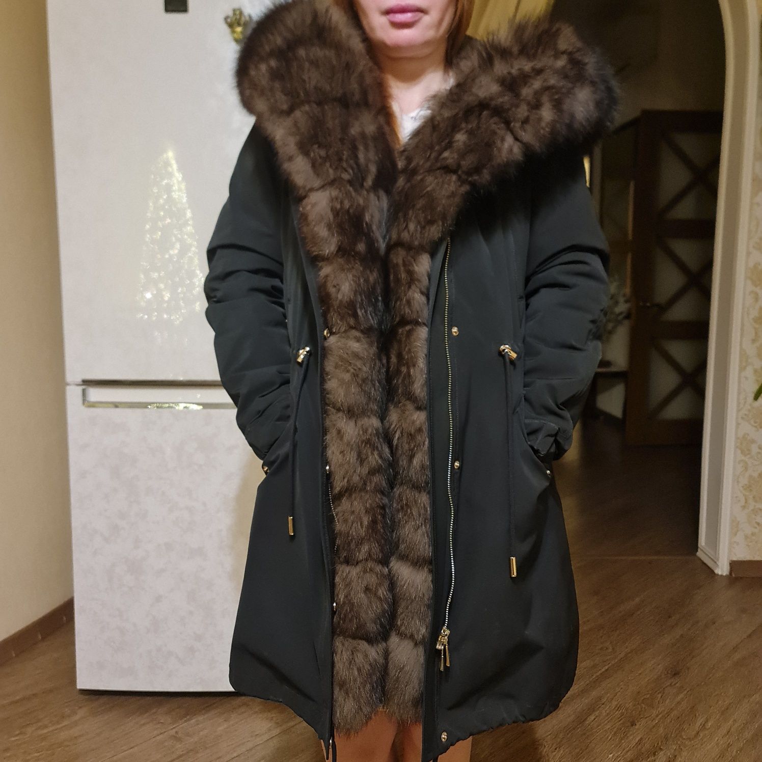 Продам женскую итальянскую куртку-парку, натуральный мех.