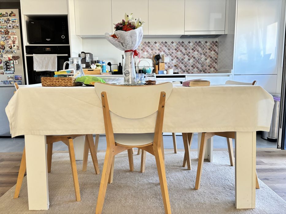 Mesa de jantar extensivel + 5 cadeiras de madeira (ikea)