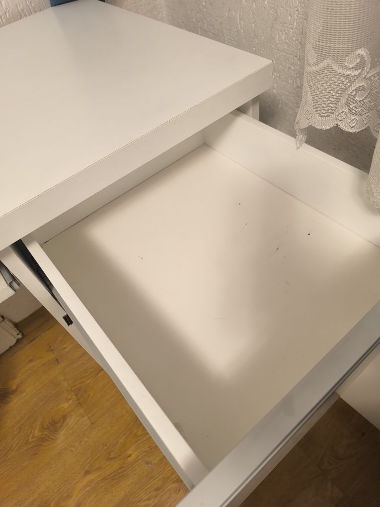 Biurko białe z szafkami i fotelem