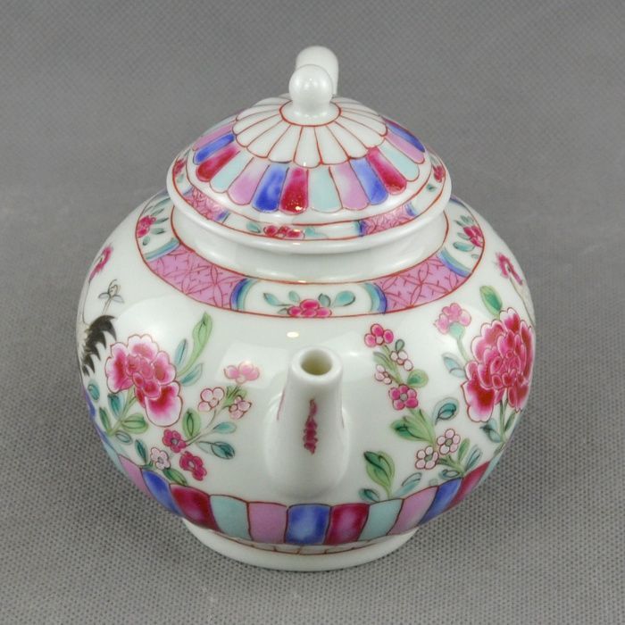 Bule em Porcelana, réplica do período Yongzheng / Qianlong