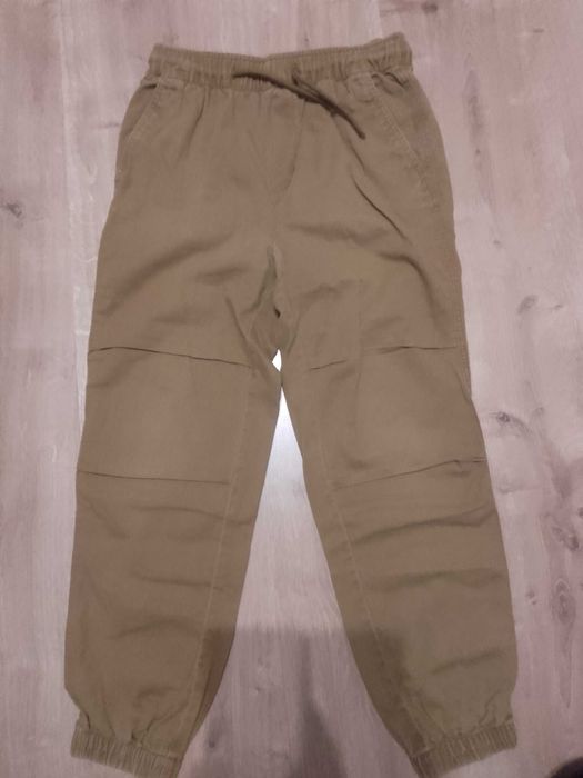 140 HM prawie nowy zestaw spodni beżowo brązowych chłopięcych