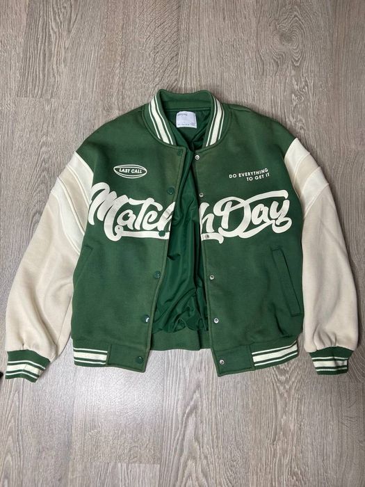 Стильный бомбер BERSHKA