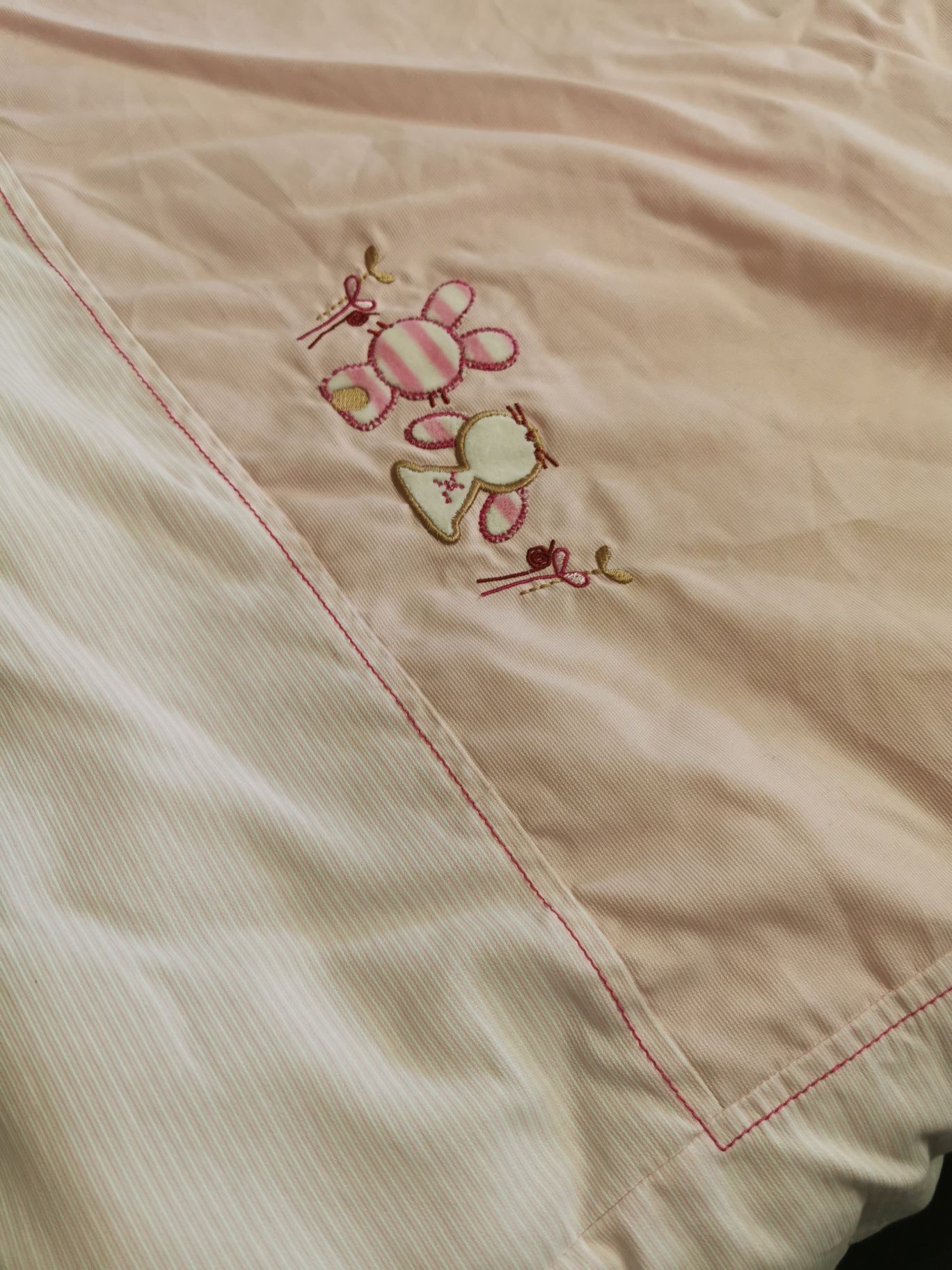 Conjunto de edredão, resguardo e almofada, para bebé.