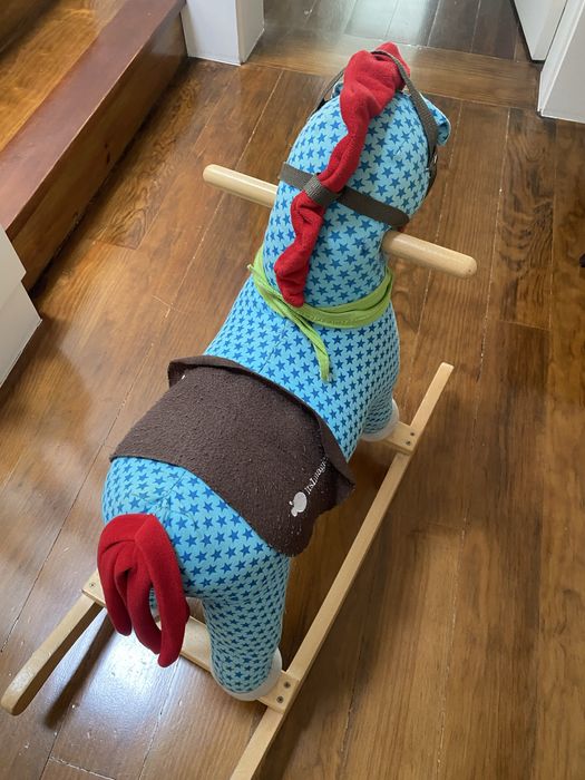 Cavalinho de madeira e tecido com som