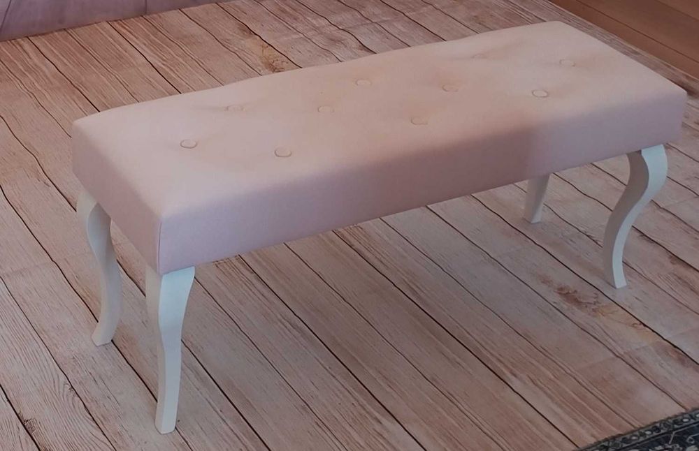 Ławeczka tapicerowana pastelowy róż pikowana gięte nogi glamour Ludwik
