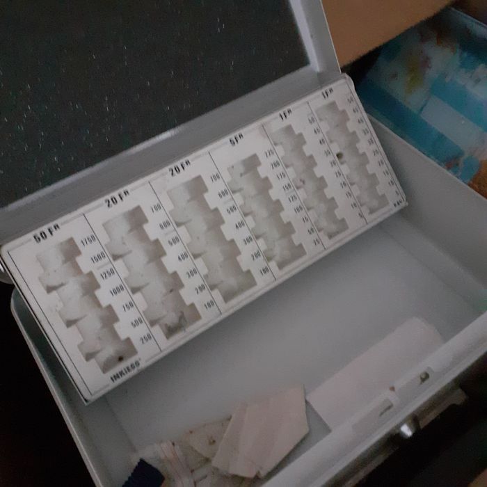 Sprzedam  kasetkę  na pieniądze  używaną