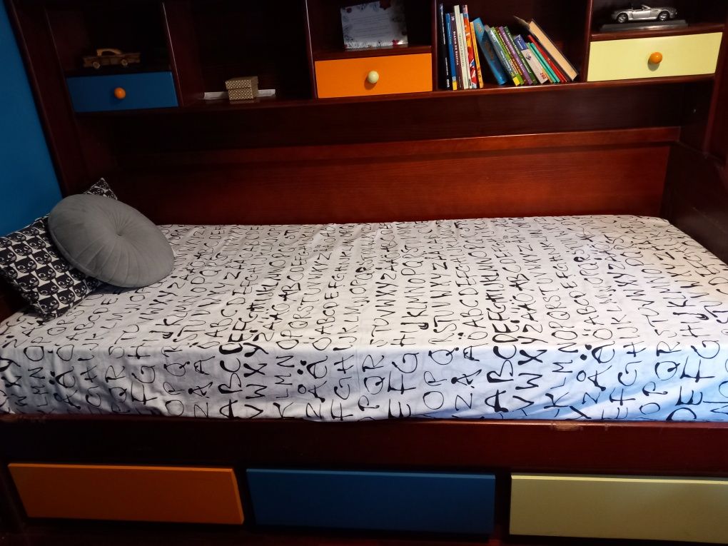 Estúdio, cama 1,90 m x 0,90 m, em madeira maciça com cores.