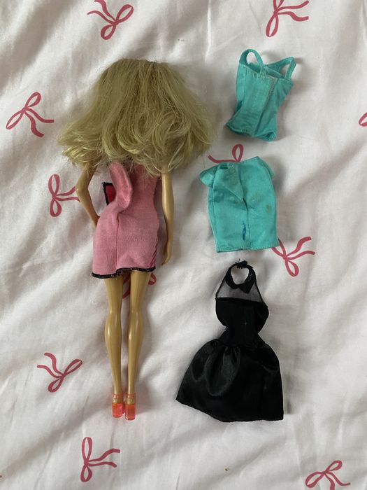 Lalka barbie z ubrankami