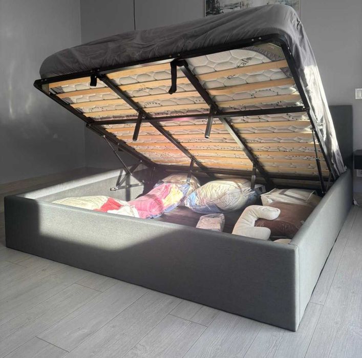 Cama cinza e colchão