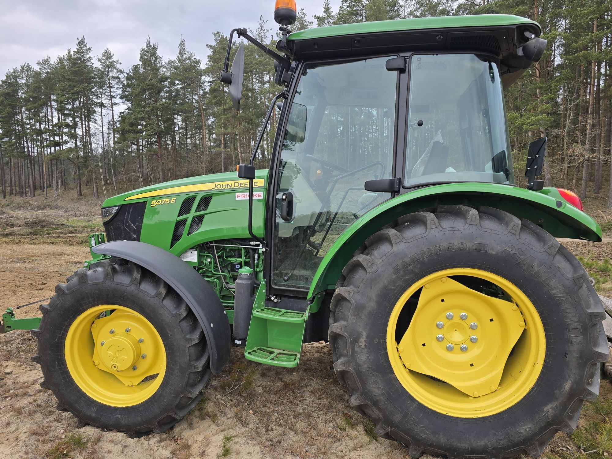 John deere 5075e 440 mth jak nowy .