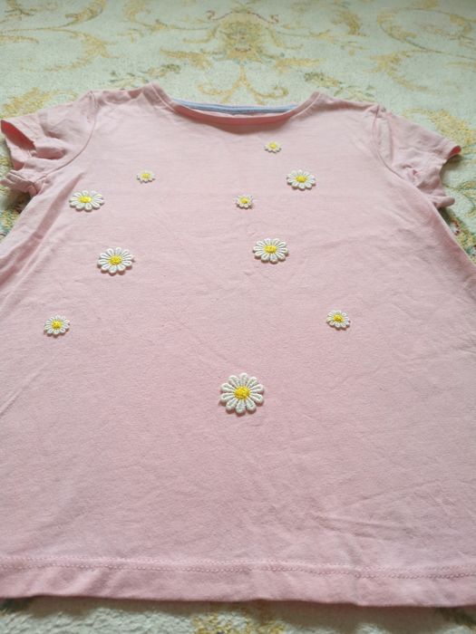 Dziewczęca koszulka z krótkim rękawem - róż w stokrotki: rozm. 122