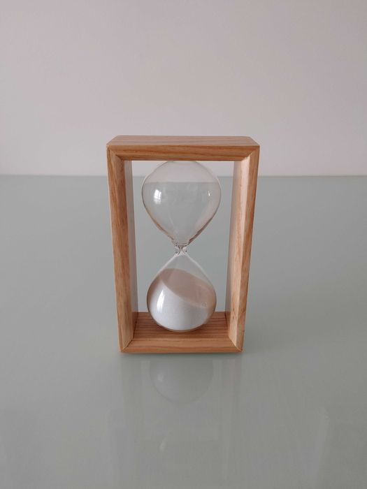 Ampulheta vidro com estrutura madeira