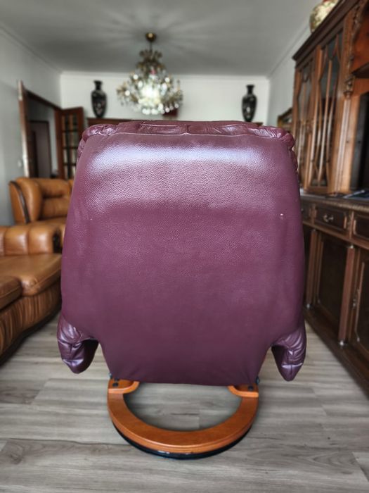 Poltrona Suíça em couro legítimo