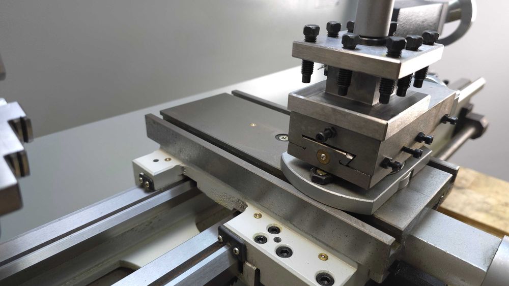 Токарно-винторезный станок по металлу 250Е JPAuto Industrial 600мм