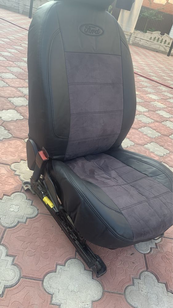 Сидіння в авто.     .