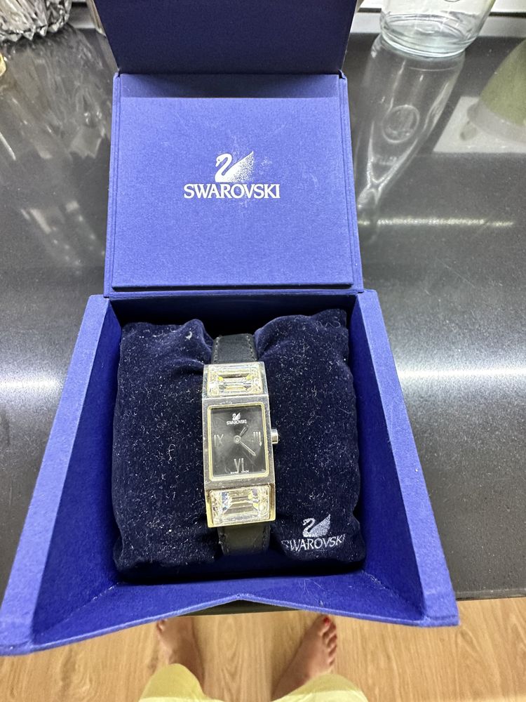 Продаются часы Swarovski.