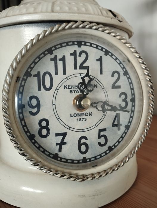 Zegar w formie starego telefonu