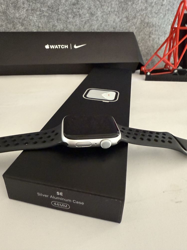 Apple Watch SE Versão Nike 44mm Silver