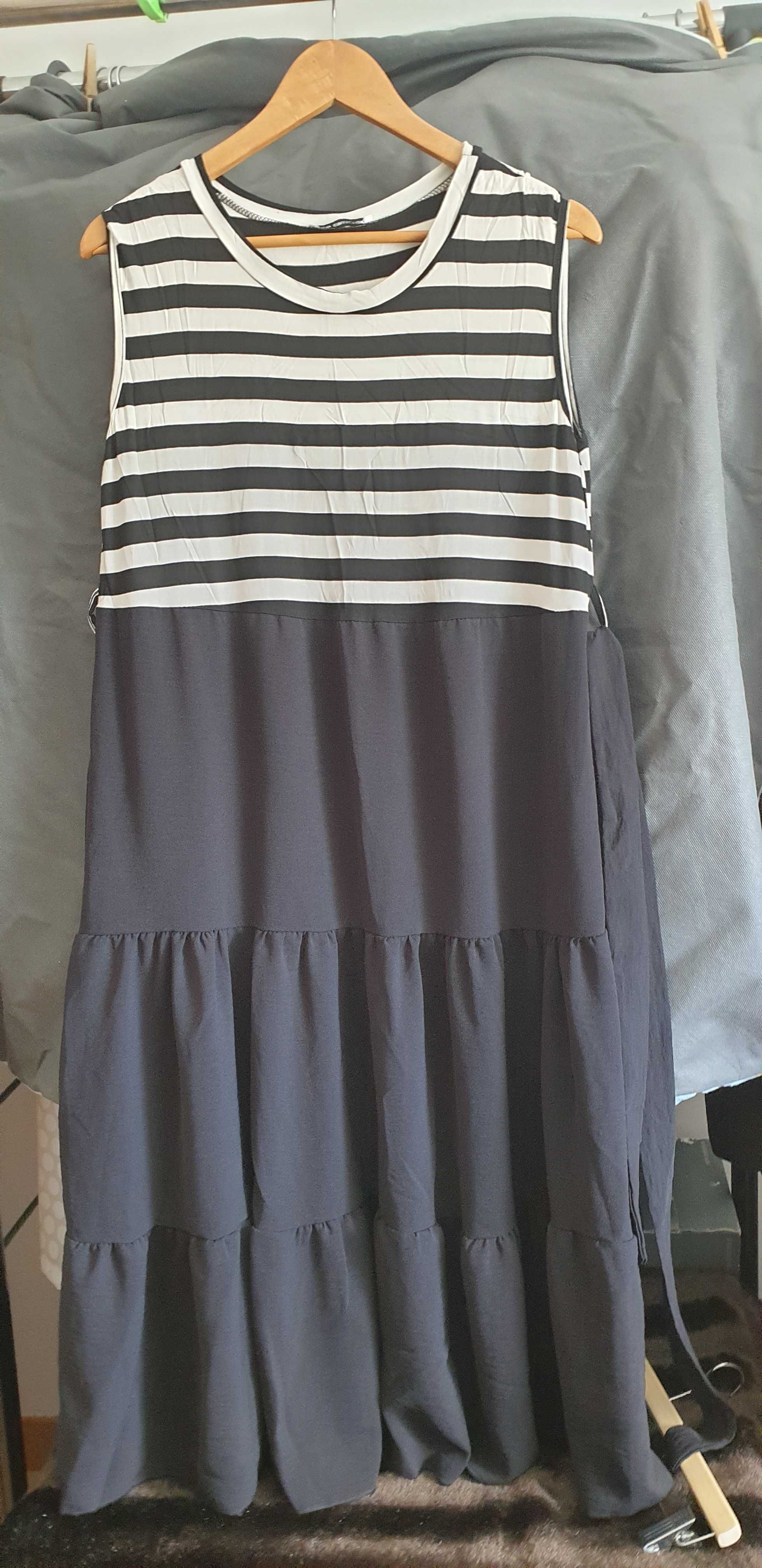 Vestido preto com riscas