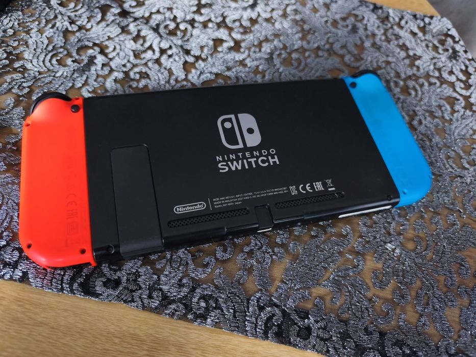 Nintendo switch V2 jak nowe karta 256gb z grami warto