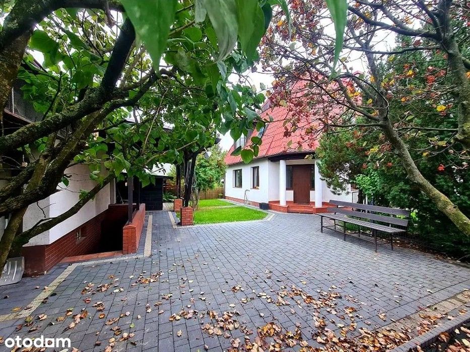 Dom w Puławach z lokalem usługowym, garażem, piwnicą i wiatą