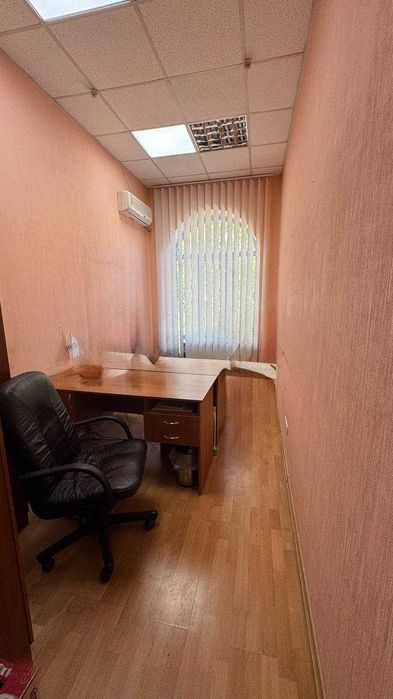 Продам 3-поверхове приміщення в центрі міста
 вул. Моссаковського, 1