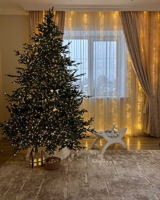 Роса мішура хвойна лапа гірлянда. В кімнату, на ялинку, на вікно.