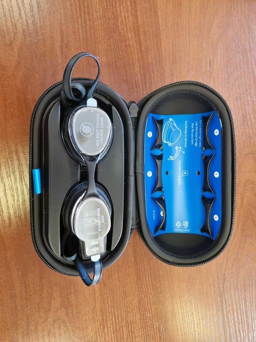 Розумні окуляри для плавання з вбудованим дисплеєм FORM Smart Swim