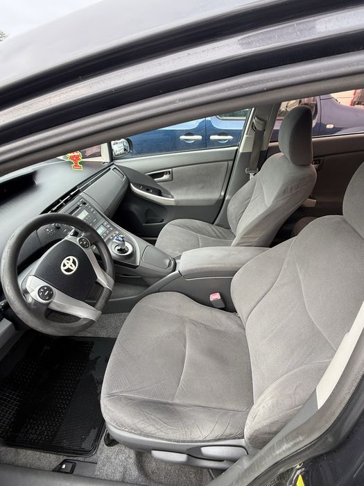 Оренда авто Toyota Prius для особистого використання та під таксі.