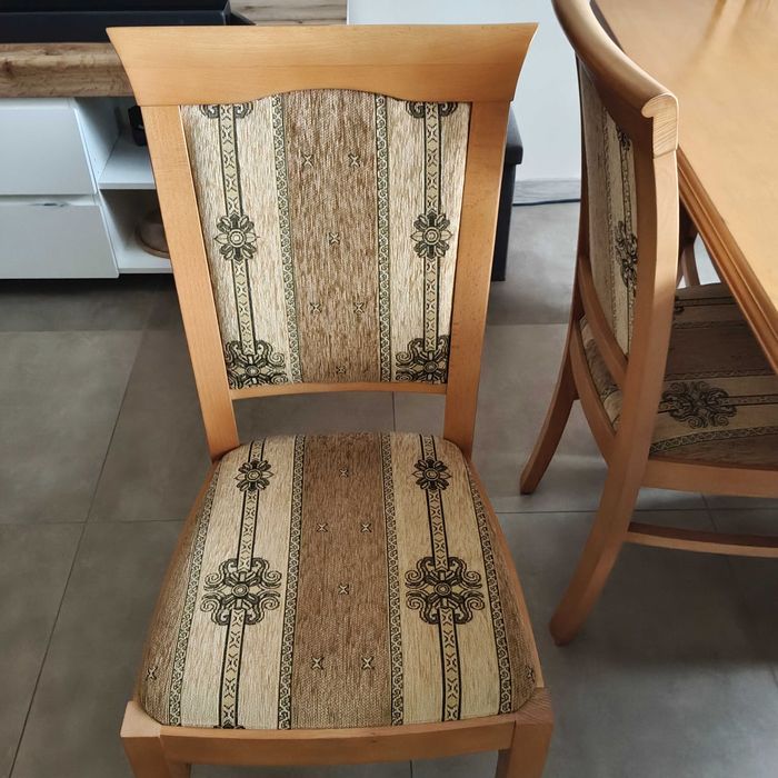 Stół plus 8 krzeseł.
