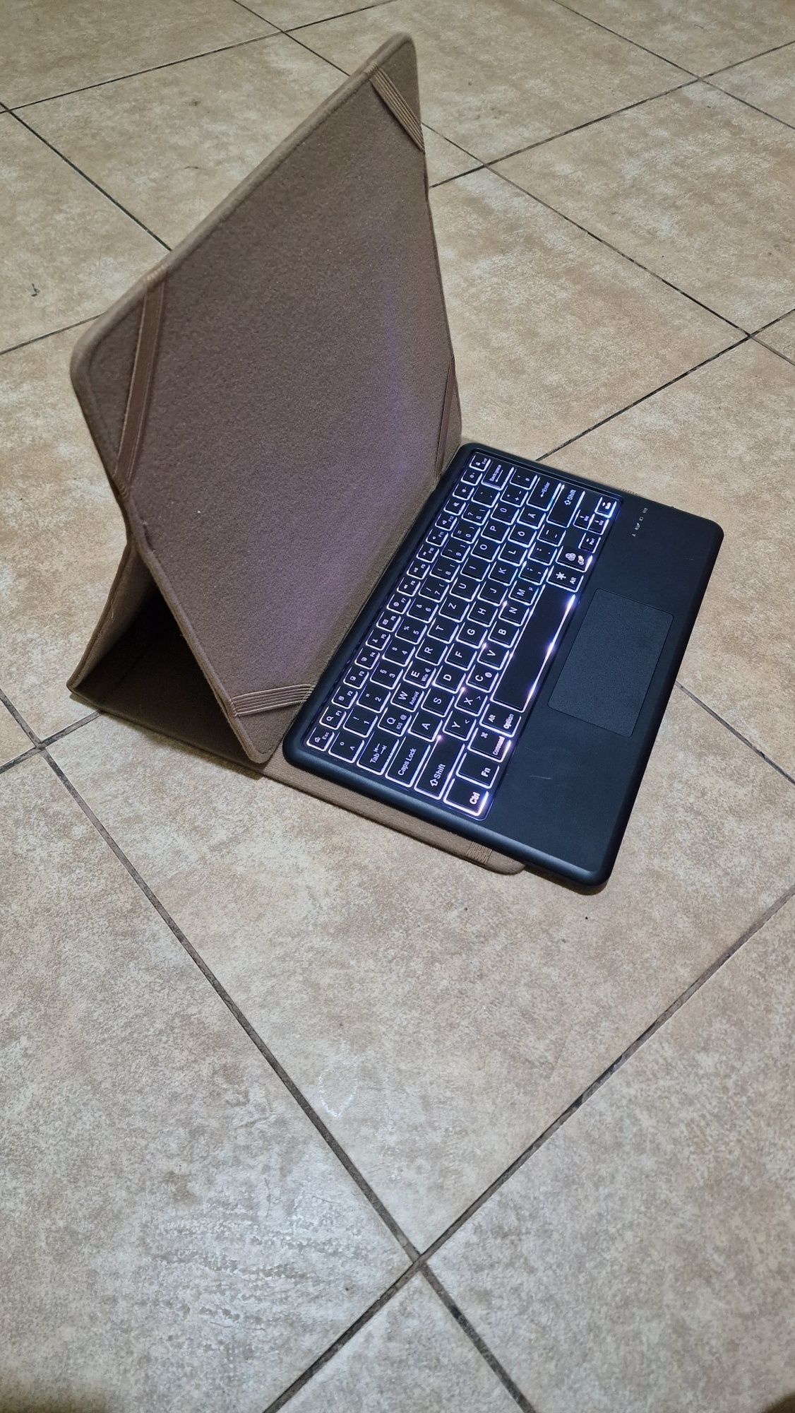 Etui z klawiaturą do Tablet Samsung iPad Microsoft Surface i inne