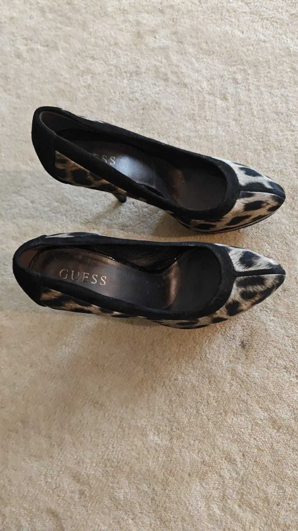 Sapatos guess, de plateau, quase novos