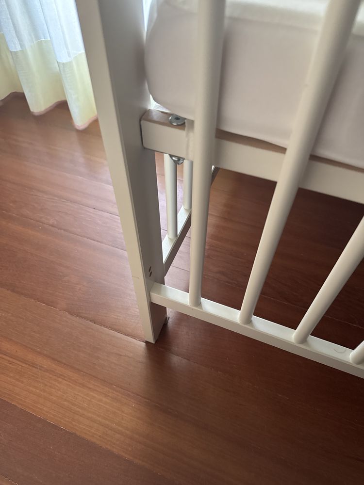 Cama de grades branca do IKEA