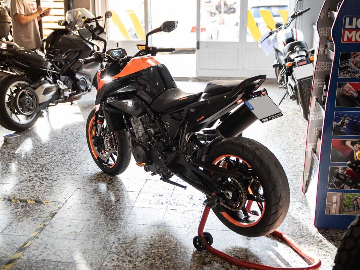 KTM Duke 890 de 2022 em Óptimo Estado. Revisōes em Dia.