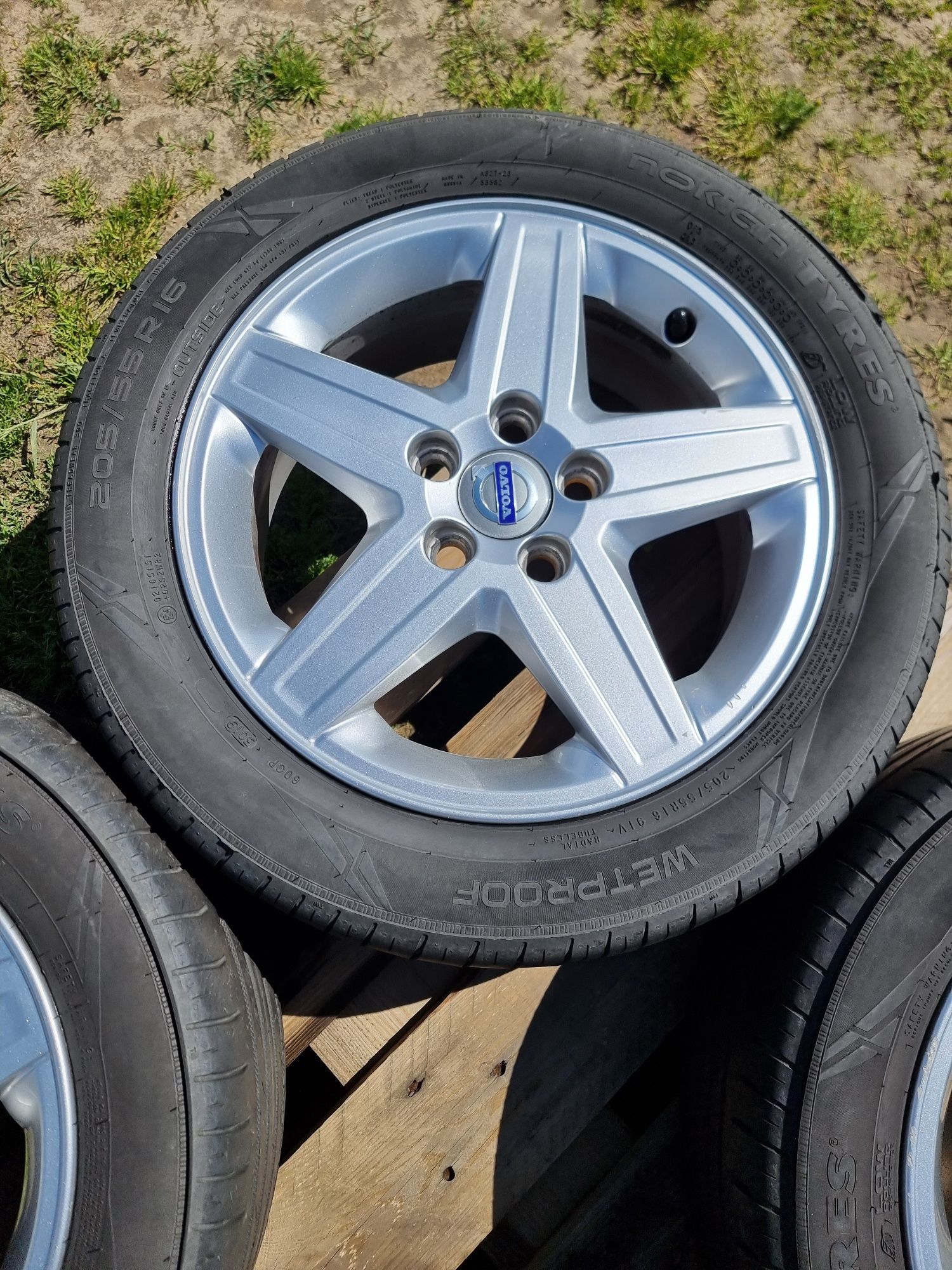 4x Felgi aluminiowe Volvo 5x108 z oponami letnimi 205 55r16 Nokian