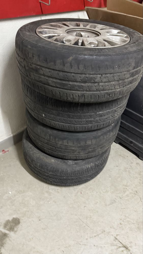 Jantes aro 14 com pneus degastados