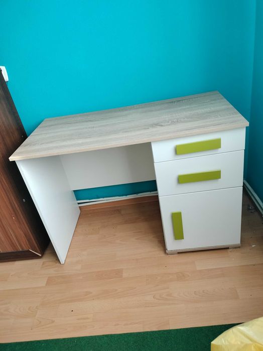 Mam na sprzedaż biurko. Stan b.dobry. Cena 200zł.