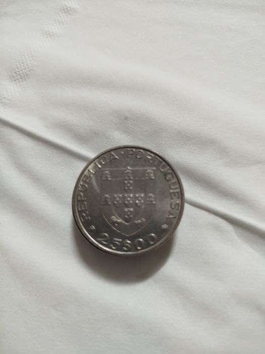 Moedas diversas de escudo