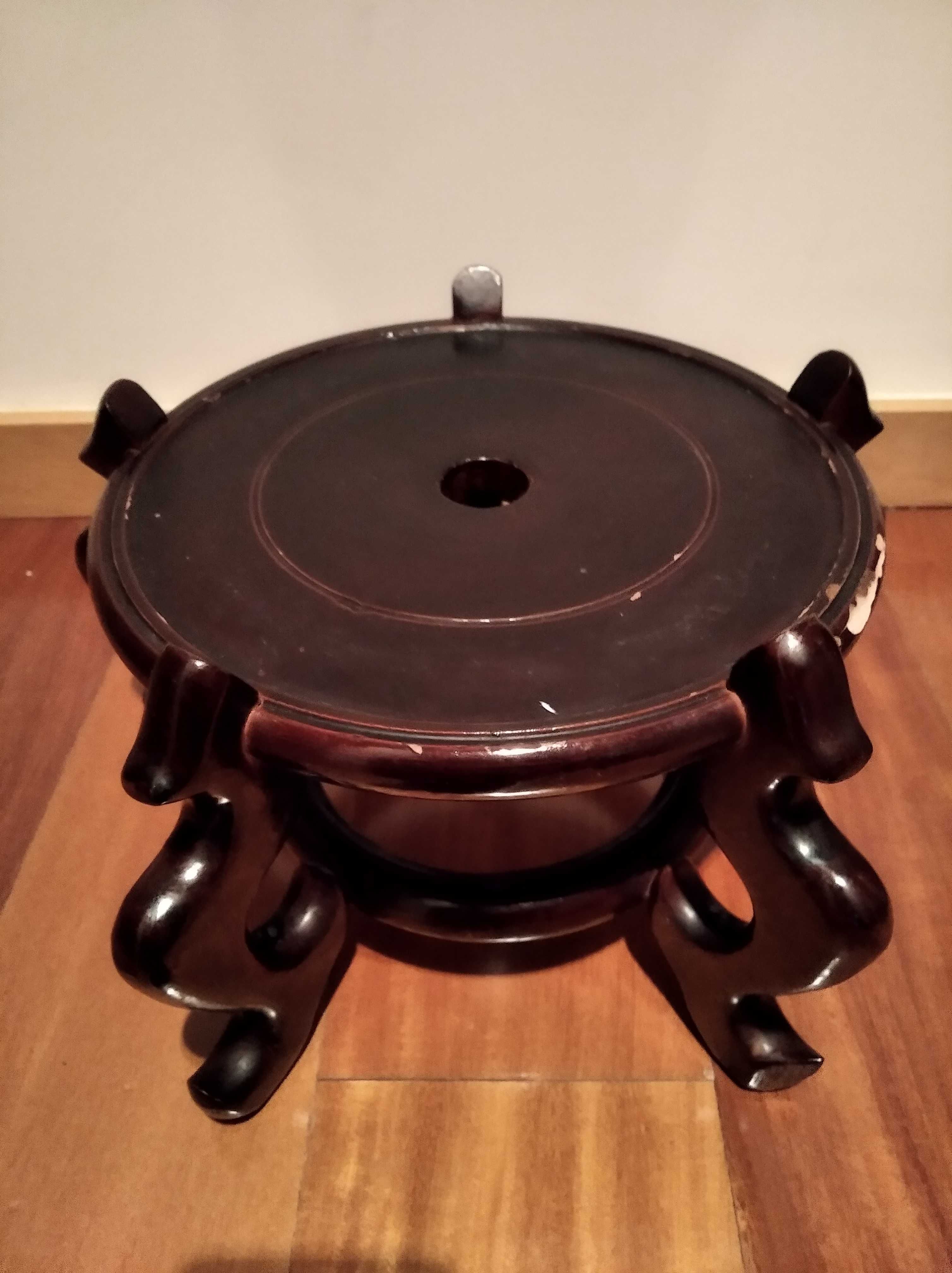 Jarrão de porcelana oriental com base em madeira